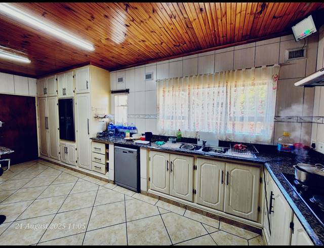 7 BEDROOM FREESTANDING FOR SALE IN HAYFIELDS